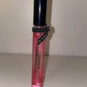 Victoria’s Secret ”Bombshell” parfym - ***GRATIS FRAKT*** 130kr ♥️ Köpt för 230 för ett år sedan! Helt klart min favorit från VS !! Söt- men inte för mycket! Seixg doft. 