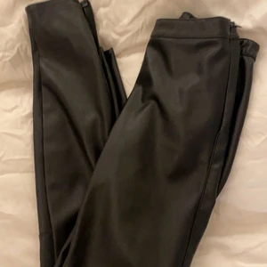 Skinnbyxor - Supersnygga och tighta skinnbyxor från Gina Tricot i strl 34 med dragkedja vid ankeln och midjan 🖤