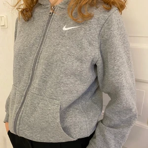 Nike grå sip up hoodie - Size L. Modell på bilden 163cm. Nypris 899kr. Frakten tillkommer 