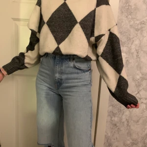Tröja - En stickad rutig tröja från H&M i bra skick. Den sticks inte