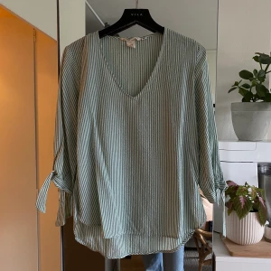 Grönrandig Blus - Randig söt blus i grönt och vitt ✨ Lite grönare än bilderna visar, frakt tillkommer 💚