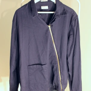 GANT Men's Navy Vertical ZipShirt/jacket - GANT Men's Navy Vertical Zip Lightweight Satin Twill Shirt Jacket i nyskick. Storlek: L. Direkt pris: 300kr, Skriv buden till mig privat eller kommentera på bilden! Buda med minst 5kr varje gång ✨(Alla bud är välkomna) Köpare står för frakten (Du bestämmer vilket paket så länge det uppfyller vikt och storleks kraven) 