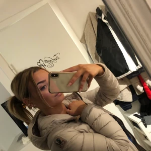 Para jumper dunjacka - Säljer min jacka från para jumper, använd mycket men är i bra skick och endast några månader gammal! Skriv vid intresse, frakt tillkommer!💞 köpt för 4800kr