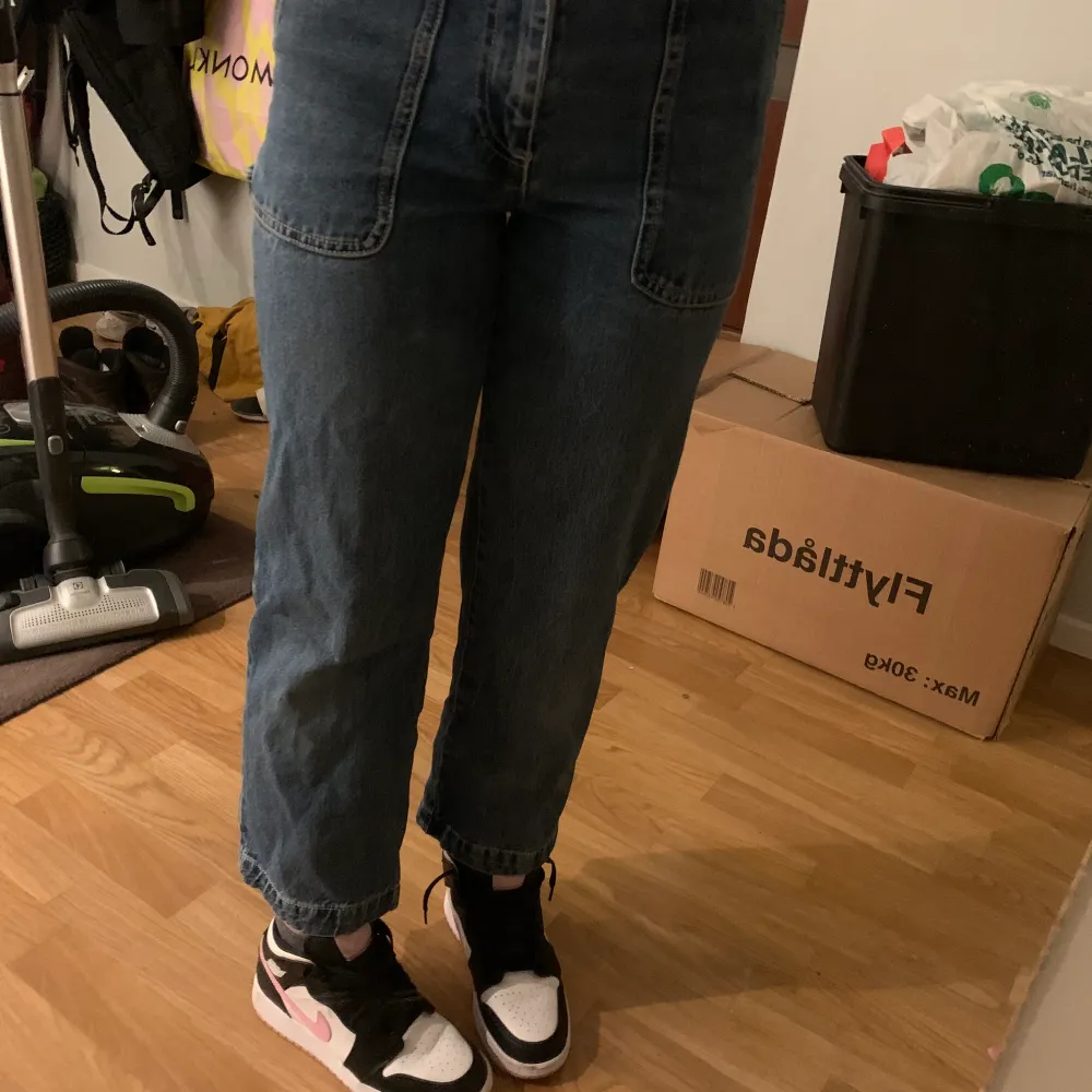 Blåa monki jeans. Väldigt små för mig därför ser dem ganska konstiga ut på mig. Enligt mig lite för korta som är 1,60 men dem är väldigt snygga om de är i rätt storlek. därför säljer jag dem. Stl 24. Köparen står för frakt . Jeans & Byxor.