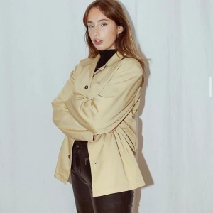 Retrojacka  - En vår/sommar/höst jacka i en härlig gul färg som ger en riktig vintage-vibe. Inköpt på instagramsidan Palmerbracevintage, men har tyvärr inte kommit till användning. Inga defekter och najs jacka föriövrigt💖300kr  och frakten bjuder jag på! 