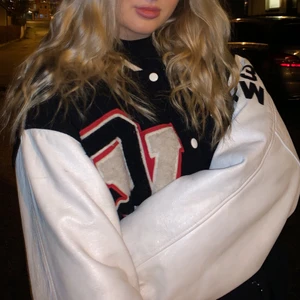 College jacka/ baseball jacka - Skit snygg jacka i fint skick, köpte den här på plick men får ingen användning av den längre. Oversized o sitter jätte bra på, passar stl mellan S-L. Buda i kommentarerna med minst 15 kr åt gången⚡️ högsta bud 1100 kr, avslutar budgivningen på söndag!