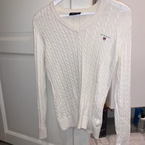 Gant tröja - Vit Gant tröja. V-ringad i storlek L, men passar M och S också. Helt fläckfri och i nyskick.