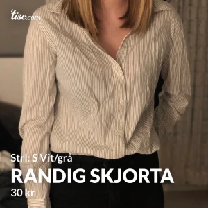 Randig skjorta - Vit/grå skjorta i storlek S Fint skick  Säljes för 30kr  Vid ytterligare frågor, skriv!