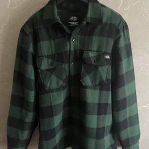Dickies Lansdale Sherpa Lined flannel skjorta/jacka - Storlek M, knappt andvänd, skick 10/10. Priset är inte fast