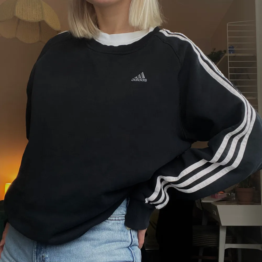 En vintage Adidas sweatshirt från 90-talet. Går att stylas på många sätt och är av bra kvalité. Storlek M, bärs oversized av mig som är S.. Tröjor & Koftor.