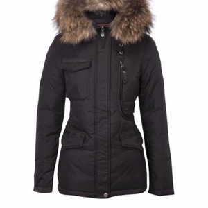 Hollis äkta päls  - Säljer min Hollis jacka, köpte den men blev sen gravid så den passar inte längre. 34 men passar absolut 32 och 36 med. Köpt för 5000kr  