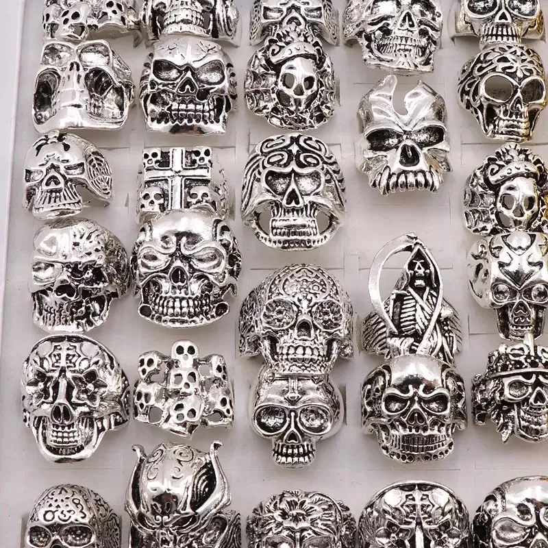 Silver skull rings in different sizes. . Accessoarer.
