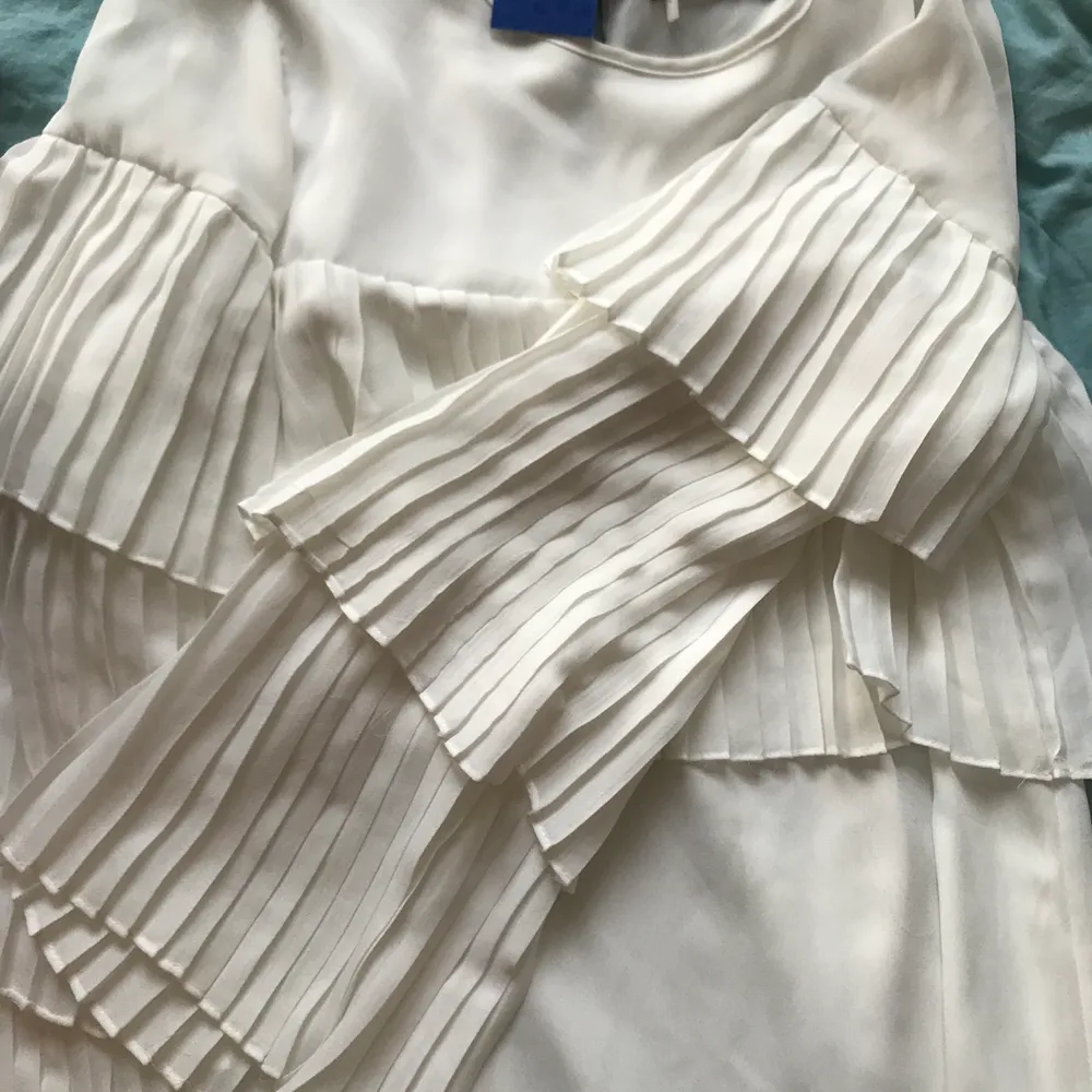 Jättesöt klänning med fina detaljer på ärmarna. Aldrig använd (av mig i alla fall), köpt via Sellpy. Jättebra skick. Köpare står för frakt:). T. Klänningar.