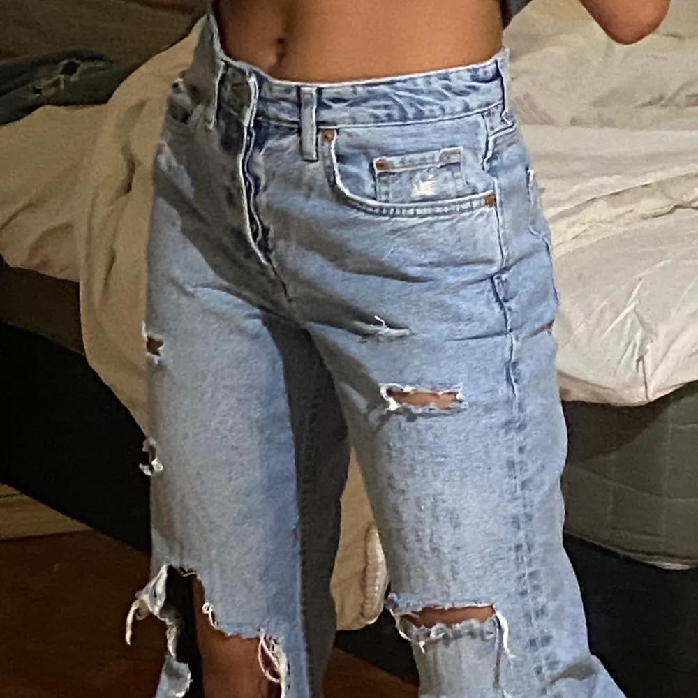 Säljer dessa skit coola low waist jeans från zara!!! Storlek 25 i midja, motsvarar 36/s- jag har midjemått 72cm och är 160cm . Jeans & Byxor.