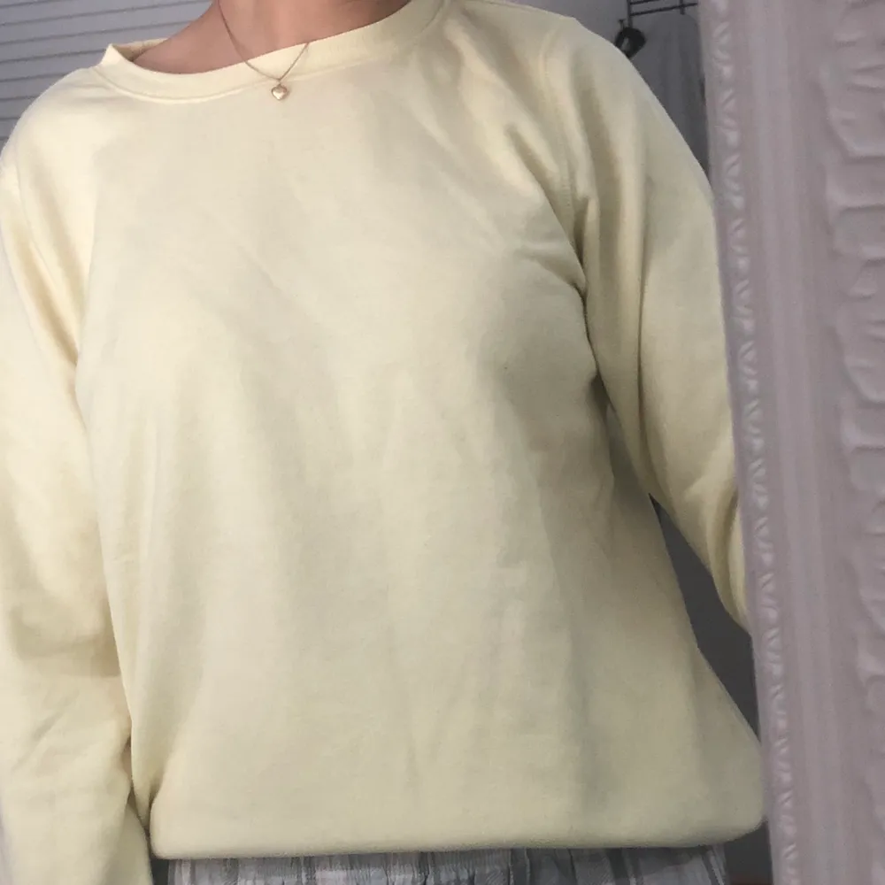 gul sweatshirt, tycker att den är mer gul i verkligheten. frakt tilkommer❤️. Tröjor & Koftor.