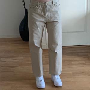 Beiga jeans med som man kan bära både lågt och högt i midjan. Köpta I Gangnam i Sydkorea. Rekommenderar till personer med strl 38-40. Jag har nuvarande strl 36 och tycker att de är lite för stora. Kan skicka fler bilder! 