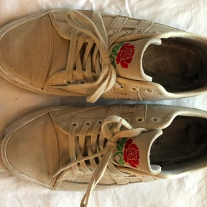 Buttergoods X HUF Sneakers strl 41 - Fina sneakers! Sparsamt använda i strl 41. Utgångspris ligger på 300kr. Buda i kommentarerna! Köparen står för frakt. 