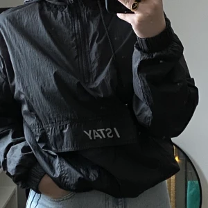 Windbreaker - En skitsnygg windbreaker från Carlings💕 Endast använd fåtal gånger🥰 Passar mig som normalt har strl S/M✨ FRAKT INGÅR I PRISET🌿