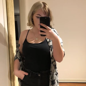 Skjorta - Mönstrad skjorta från boohoo! Aldrig använd, lappen sitter kvar. Är storlek L i herr men liten i storleken. Möts ej upp pga Corona🖤