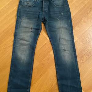 Trendiga och fina märkes jeans.                                                 Storlek - W36 L32, slim jeans.                                                   Originalpris - 1,600kr 
