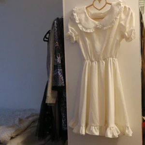 Gullig klänning - Köpt begagnad men aldrig använt. Har en liten gömd dragkedja till höger, men midjan är också stretchbar. Finns i Vasastan, Stockholm för upphämtning men kan skicka mot att köparen står för frakt. Från Eggsshop. 