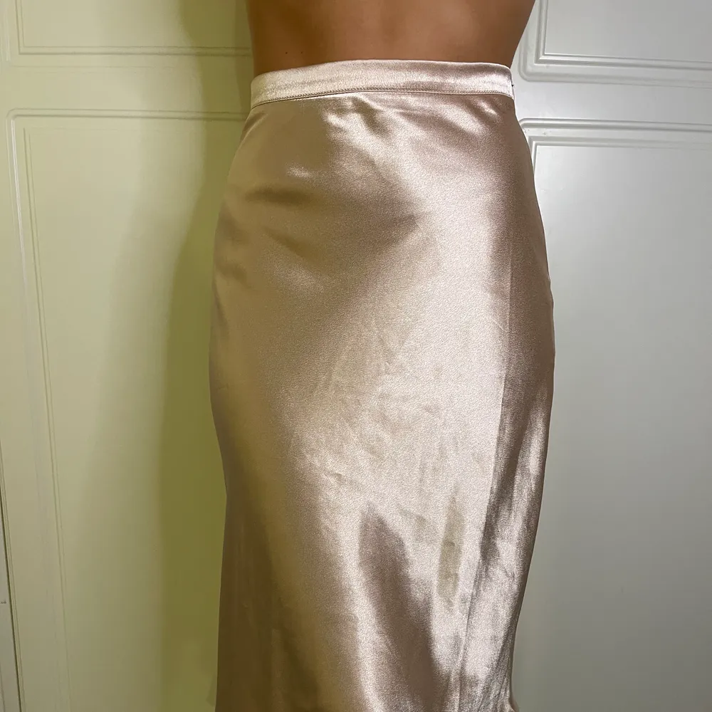 En superfin champagne/ljusrosa satin kjol i storlek XS från missay! Den slutar strax under knäna! 170kr+frakt;). Kjolar.