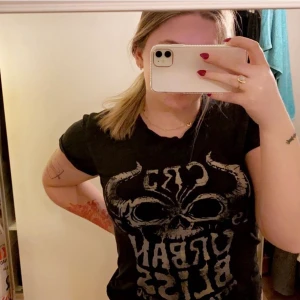 T-shirt med tryck - T-shirt med tryck i storlek XS, men passar även S. Fint skick och skönt material. Frakt på 45 kr tillkommer! 