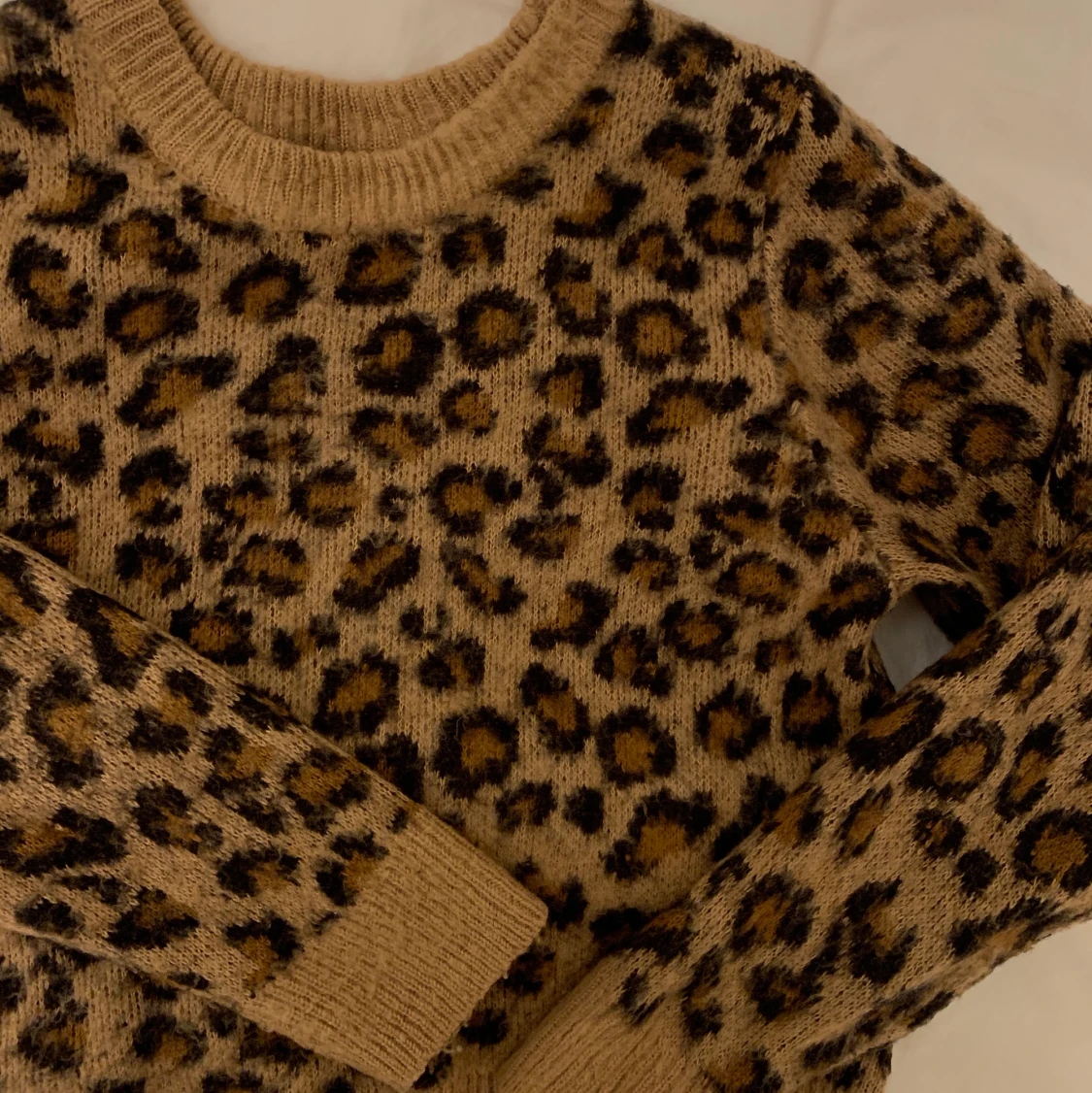 Stickad leopard tröja