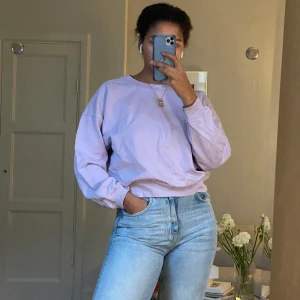 Lexington lila sweater stl L - Skickas endast -köparen står för frakt.  För referens är min längd 174 cm.