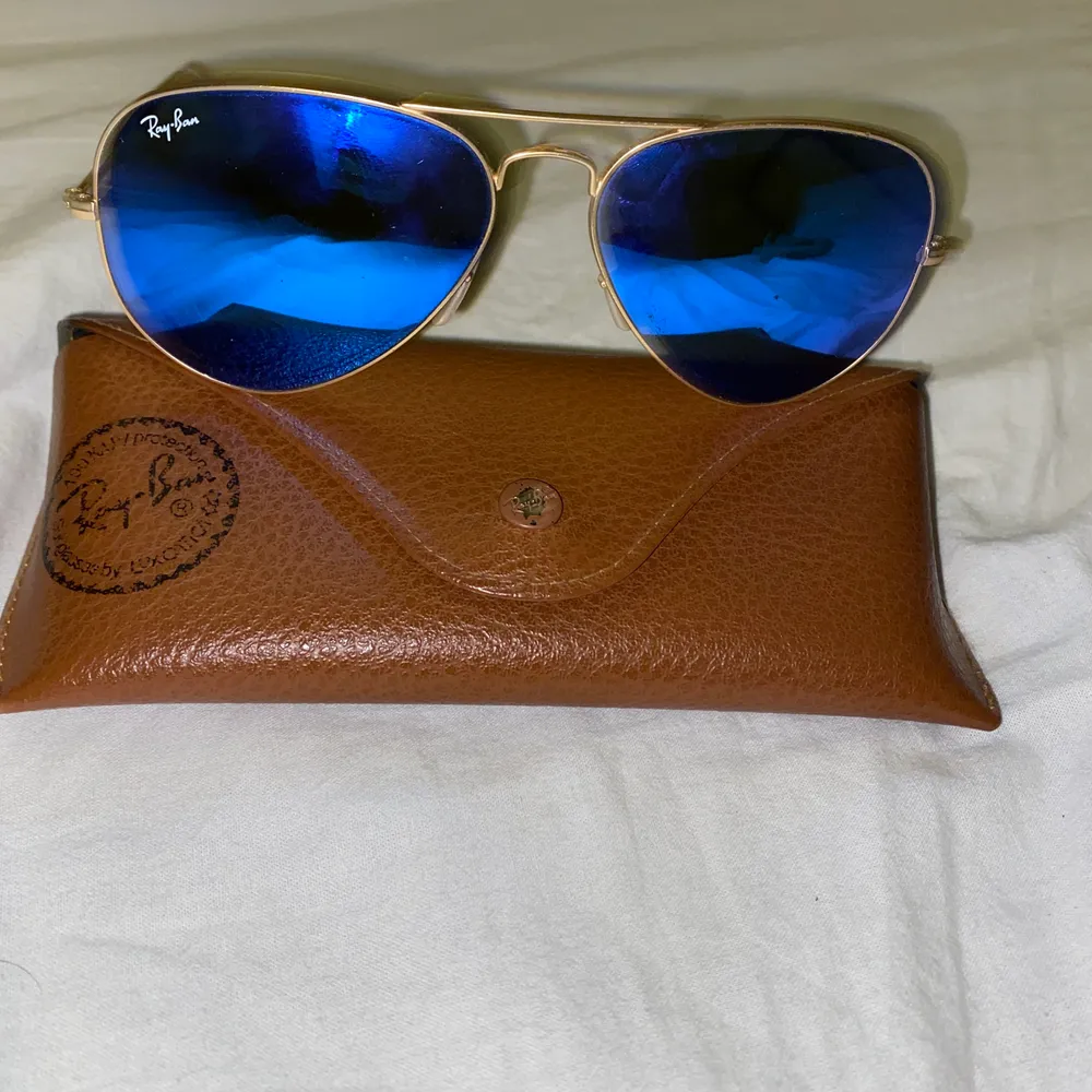 Solglasögon av märket ray ban, väldigt bra skick får med allt på bild. Perfekt för sommaren.. Accessoarer.
