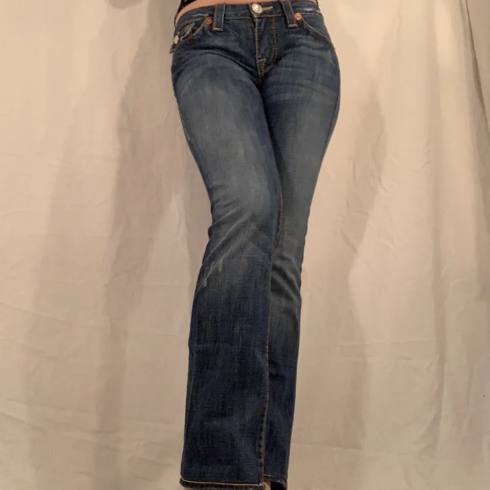 Blå jeans från True Religion. Fint skick. Boyfriend modell (Billy Big T) alltså lågmidjade och straight. . Jeans & Byxor.
