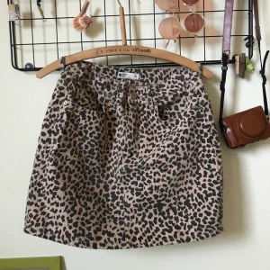 Leopardmönstrad kjol🐆 - Mönstrad kjol köpt på Gina Tricot som tyvärr inte kommer till användning🐆🐆 använd bara några gånger så är i fint skick. Frakt tillkommer på 59kr