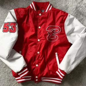 Varsity jacka - Snygg Vintage varsity jacka som bara är använd en gång! Perfekt till våren som kommer.🌟Säljer pga att den tyvärr inte kommit till någon användning. Storlek M men passar storlekar XS-L beroende på hur man vill att den ska sitta.🧚‍♀️Om fler är intresserade börjar budgivning på 500kr!🥰 BUDA I KOMMENTARERNA. (Buda med minst 20kr varje gång). Tveka inte att ställa några frågor!💞 ‼️‼️HÖGSTA BUD: 950kr‼️‼️
