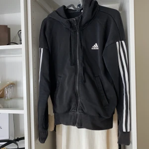 Adidas huvtröja - Storlek xs. Använt men bra skick.