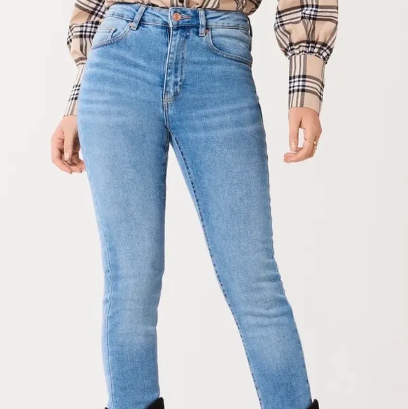 Fina jeans i modell Molly Original, från Gina Tricot. Dom är högmidjade och har inte använts någon gång då jag köpte för stor storlek.  . Jeans & Byxor.