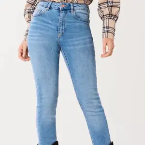Fina jeans i modell Molly Original, från Gina Tricot. Dom är högmidjade och har inte använts någon gång då jag köpte för stor storlek.  