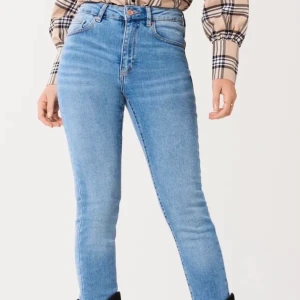 Highwaist jeans  - Fina jeans i modell Molly Original, från Gina Tricot. Dom är högmidjade och har inte använts någon gång då jag köpte för stor storlek.  
