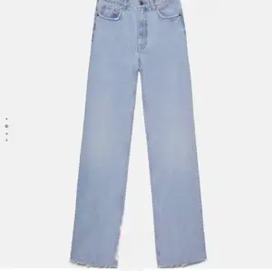 Köpta på Plick och de är egentligen från zara. Långa jeans sitter ner till marken på mig som är 1,65. Säljer då de va lite för stora! Kan även bytas mot ett par i 38 om någon vill det! Inga tecken på användning 