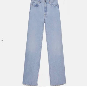 90s jeans - Köpta på Plick och de är egentligen från zara. Långa jeans sitter ner till marken på mig som är 1,65. Säljer då de va lite för stora! Kan även bytas mot ett par i 38 om någon vill det! Inga tecken på användning 