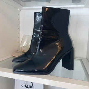 Lackade klackar  - Storlek 37. Använda 1 gång. Från Nelly.