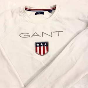 GANT tröja - XS/S - Vit GANT tröja, använd 2-3 gånger. Storleken på tröjan är i Juniorstorlek 170, alltså XS/S. 💛 