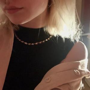 Halsband - Guldigt halsband ifrån Gina. Frakt tillkommer på 15. Hör av dig vid frågor!✨🌟