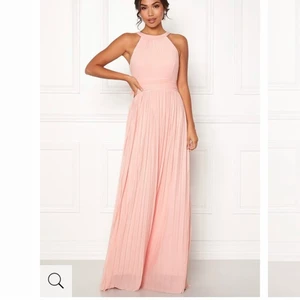 Balklänning - Helt oanvänd balklänning från Moments New York då det inte blev någon bal p.g.a. pandemin. Storlek 34. Nypris 999kr, jag säljer min för 700+ tillkommande frakt, spårbart paket (66kr). Tar swish!☺️ För mer bilder, skriv ett meddelande!🥰