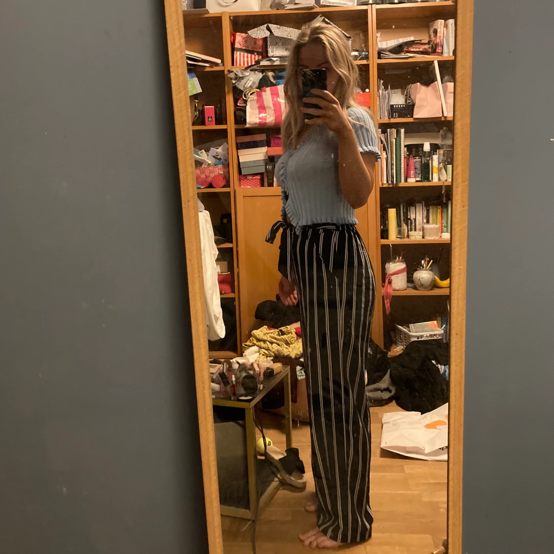 Randiga byxor från ONLY i storlek 36