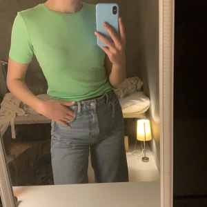 Tröja  - Grön T-shirt från zara, super mjukt material!! Priset är plus frakt