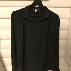 Skjorta - Svart oanvänd skjorta i storlek S men skulle även passa en M. Jag är vanligtvis en M och den passar bra förutom att den är lite tajt på armarna. Frakt tillkommer.