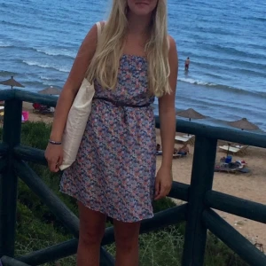  - en kort blommig klänning utan ärmar

betala gärna med swish!

pris + frakt

kan även lämnas i Örebro, Askersund eller Hallsberg