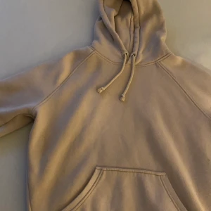 Bikbok hoodie - En as skön beige hoodie från bikbok. I storlek xs. På den sista bilden ser ni att den har blivit lite nopprig, inget man märker av så mycket. För mer information kan ni kontakta mig💗
