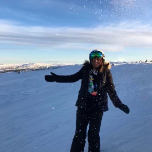 Jacka + skidbyxa Ver de Terre - Marin jacka med pälsluva + matchande skidbyxor. Stilrent sett i mycket bra kvalitet som håller värmen. Både jacka och byxa är i bra skick. I storlek 14 år, men passar mig som är 165 cm lång. Nypris: 5 100 kr. (Även tröjan under är till salu!)