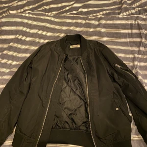 Svart bomberjacka  - Svart bomberjacka i bra skick. Använd 2 gånger, storlek 9-10år. Pris kan diskuteras 💗✨